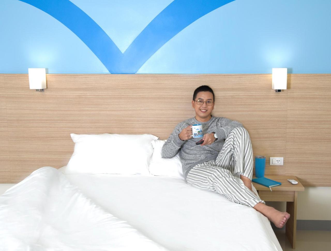 Hop Inn Hotel Tomas Morato Quezon City Esterno foto